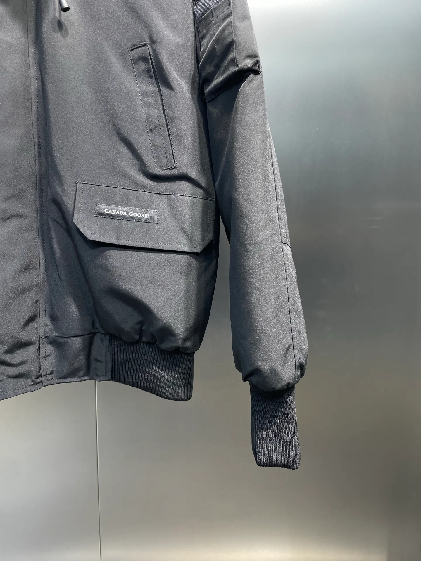 P780 high-end version Canada Goose Canada Goose #Chilliwack 7999M bomber jacket short down jacket/01 model #Men and Women Same Style# ➖ Genuine synchronous anti-counterfeiting chip sensor! ➖ Imported 21S polyester-cotton blended original fabric [last year’s 16S/18S hard fabrics have been completely eliminated, this year all use 21S genuine synchronous fabrics, the soft mid-strap feels delicate and textured], genuine synchronous Feather-Light 10D waterproof coating fabric, made of 84.5 polyester fiber and 15.5 cotton, 100% the best feel in the entire network! ➖ The genuine official website is synchronized with the national standard 80 white duck down, you can check the official website customer service, there will never be a series of misleading claims such as 90 down or goose down! ➖ Using the best nylon lining with double double-layer sealing design, velvet-proof No. 7 needle + grid-filled down ready-made garments, there is 100% no so-called velvet running! ➖ The cuffs are designed with thickened seamless threads, and the collar and pockets are lined with top-quality polar fleece to keep you warm and comfortable! ➖ Yoshida YKK provides original custom-made electroplated sliders. YKK two-way lockable zippers are tight and smooth and will not peel off paint! ➖ 3M composite guarantees that the Velcro is the same as the original, durable, and all accessories and hardware are custom-made! ➖ Imported BEHRINGER embroidery machine to customize the 10,000-needle embroidery logo, 98% of which can be reproduced to restore the original logo. You can check and compare on the official website! ➖ The fur collars are all made of large pieces of Western Canadian blue wolf hide, ensuring that each fur collar is 13-15cm wide!   Size:XS-XXL